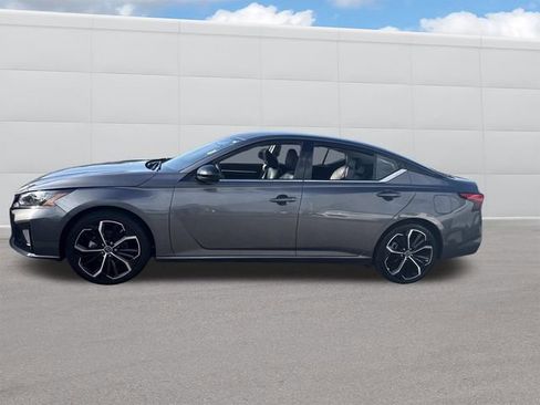 Used 2024 Nissan Altima 2.5 SR FWD image 2