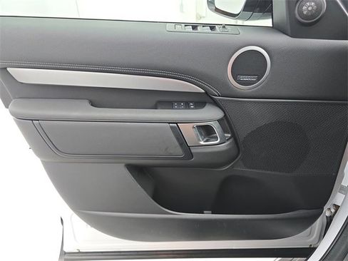 Used 2025 Land Rover Discovery Dynamic SE image 27