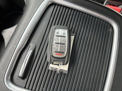 Used 2024 Chrysler Pacifica Touring-L AWD/4WD image 21