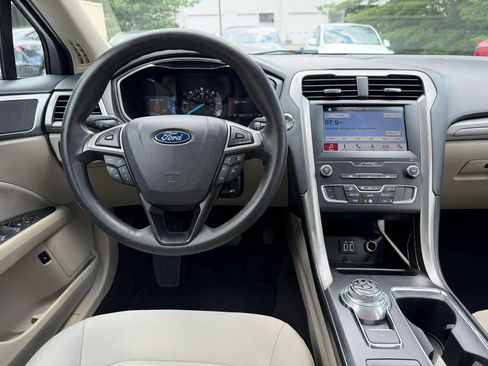 Used 2019 Ford Fusion SE FWD image 13
