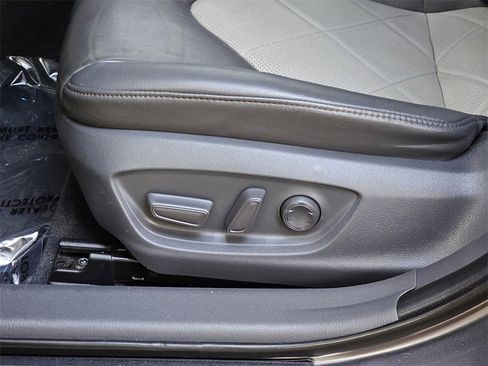 Used 2018 Toyota Camry XLE image 25