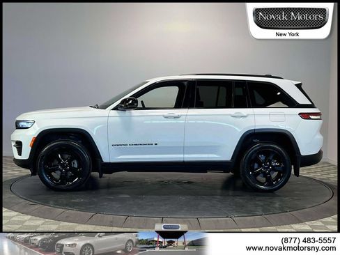 Used 2023 Jeep Grand Cherokee Altitude AWD/4WD image 5