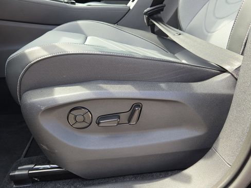 Used 2025 Volkswagen Tiguan SE image 20