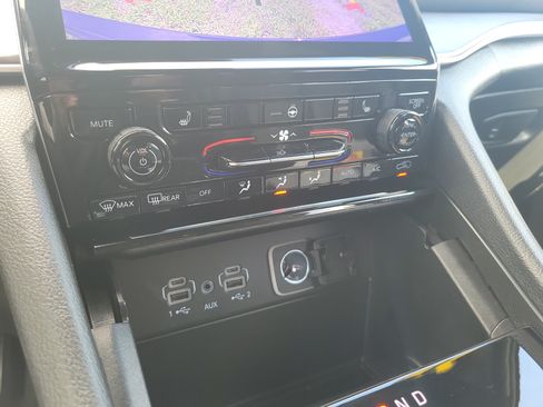 Used 2025 Jeep Grand Cherokee Limited RWD image 30