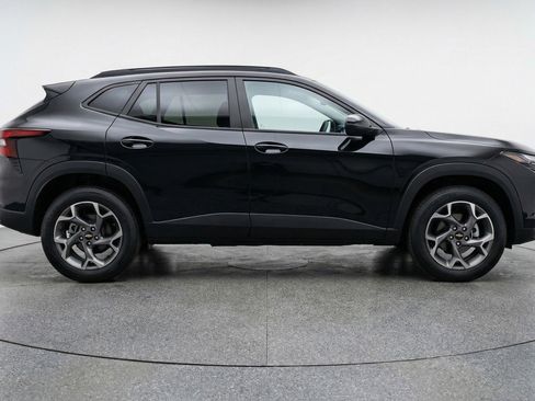 Used 2025 Chevrolet Trax LT FWD image 11