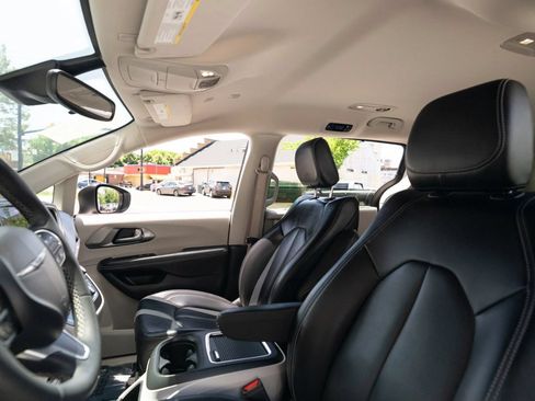 Used 2023 Chrysler Pacifica Touring-L FWD image 29
