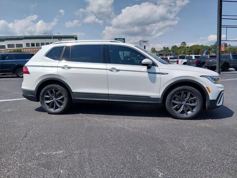 Used 2023 Volkswagen Tiguan SE w/ Panoramic Sunroof Package FWD image 3