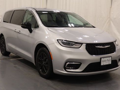 Certified 2024 Chrysler Pacifica Touring-L FWD image 3