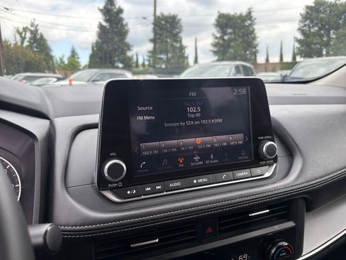 Used 2025 Nissan Rogue SV FWD image 20