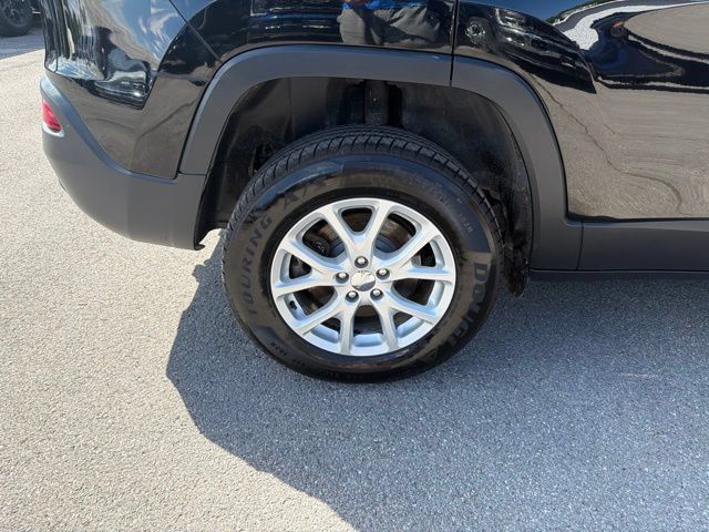 Used 2018 Jeep Cherokee Latitude Plus w/ Cold Weather Group AWD/4WD image 15