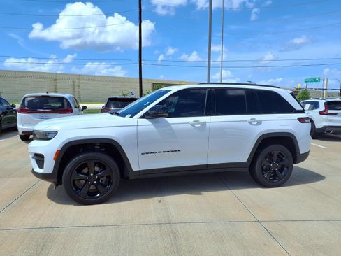 Used 2024 Jeep Grand Cherokee Altitude AWD/4WD image 3
