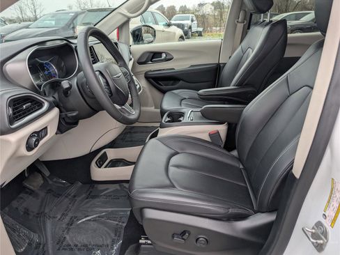 Used 2024 Chrysler Pacifica Select FWD image 18