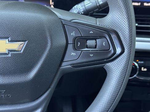 Used 2025 Chevrolet Trax LT FWD image 34