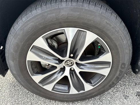 Certified 2023 Toyota Highlander XLE image 11