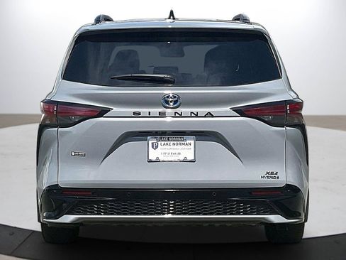 Used 2023 Toyota Sienna XSE image 8
