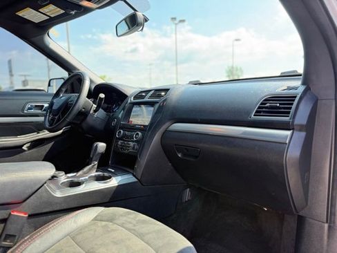 Used 2018 Ford Explorer XLT w/ XLT Appearance Package AWD/4WD image 17