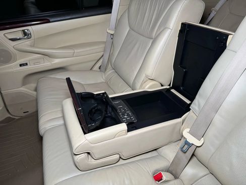 Used 2011 Lexus LX 570 4WD w/ Luxury Pkg image 22