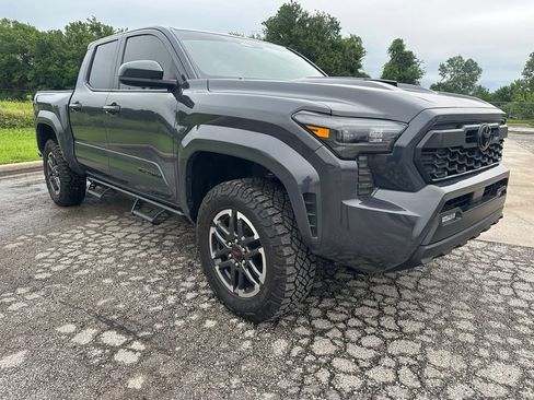 Used 2025 Toyota Tacoma TRD Sport AWD/4WD image 4