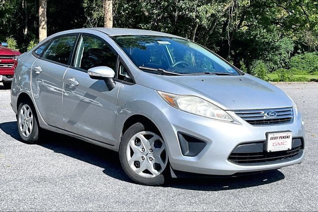 Used 2013 Ford Fiesta SE FWD image 2