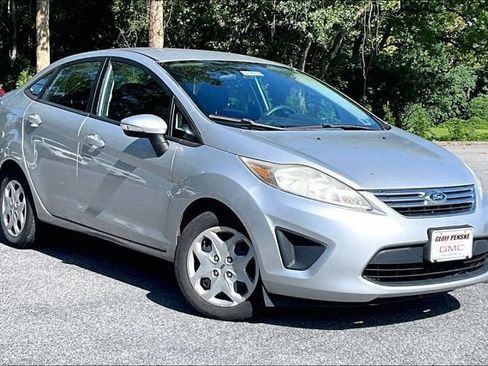 Used 2013 Ford Fiesta SE FWD image 2