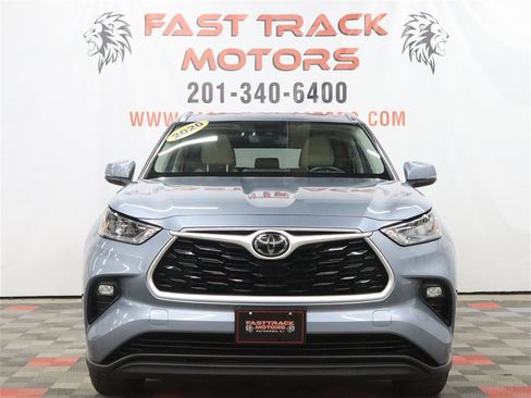 Used 2020 Toyota Highlander XLE AWD/4WD image 2