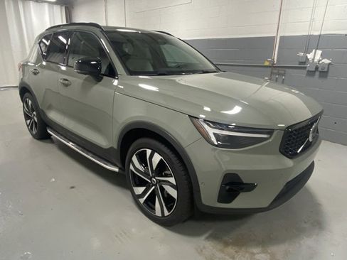 Certified 2025 Volvo XC40 B5 Ultra image 4