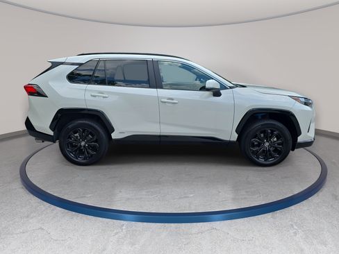 Used 2022 Toyota RAV4 SE w/ Convenience Package AWD/4WD image 4