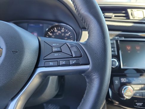 Certified 2018 Nissan Rogue SV image 23