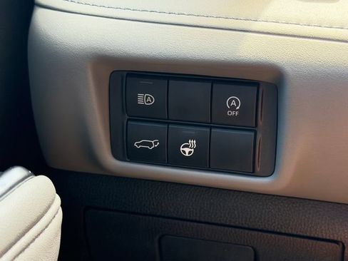 Certified 2025 Toyota Highlander Limited FWD image 29