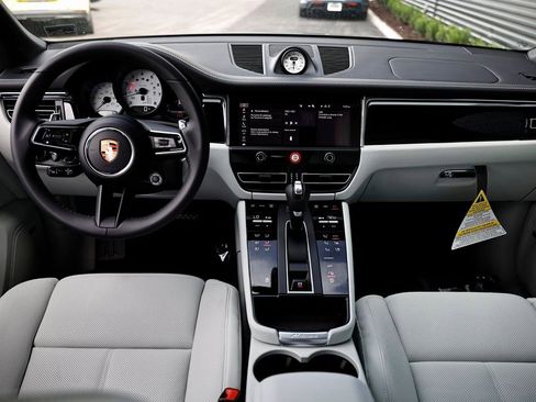 Certified 2026 Porsche Macan AWD/4WD image 30