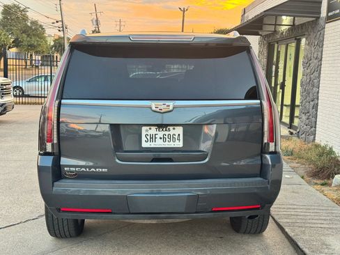 Used 2019 Cadillac Escalade Luxury AWD/4WD image 6