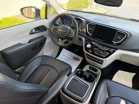 Used 2024 Chrysler Pacifica Touring-L FWD image 22