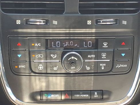 Used 2015 Chrysler Town & Country Touring w/ Driver Convenience Group FWD image 7