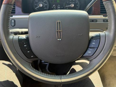 Used 2009 Lincoln Town Car Signature Limited RWD image 32