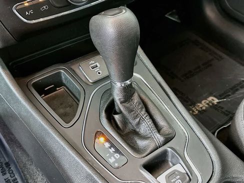 Used 2019 Jeep Cherokee Latitude w/ Popular Appearance Group FWD image 18