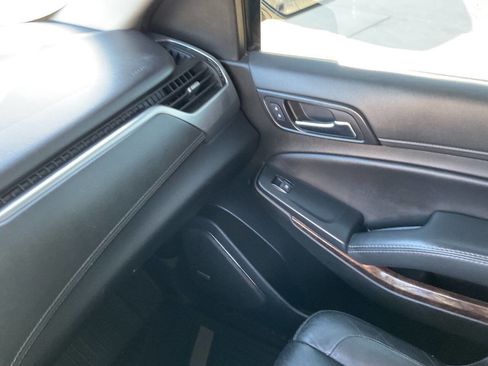 Used 2020 Chevrolet Suburban LT image 20