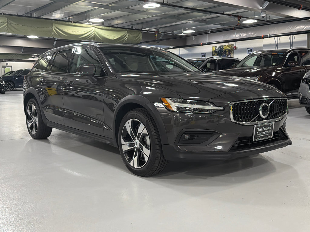 Certified 2025 Volvo V60 B5 Cross Country Plus AWD/4WD image 1
