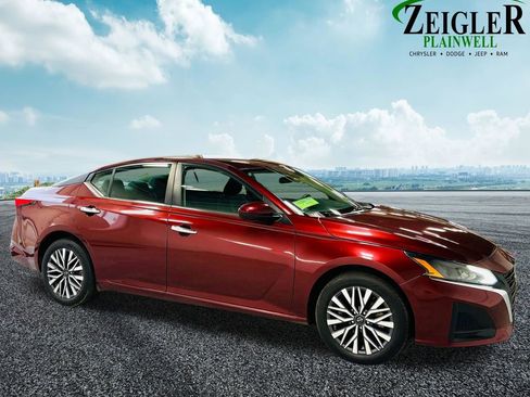 Used 2023 Nissan Altima 2.5 SV AWD/4WD image 11