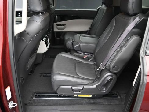 Used 2024 Kia Carnival EX FWD image 10