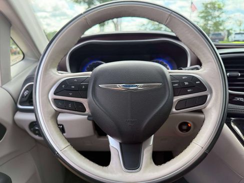 Used 2019 Chrysler Pacifica Limited FWD image 32