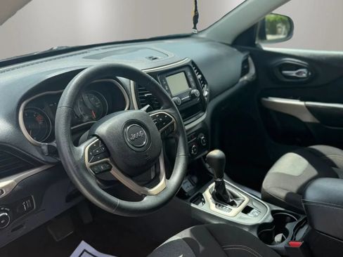 Used 2018 Jeep Cherokee Latitude FWD image 10