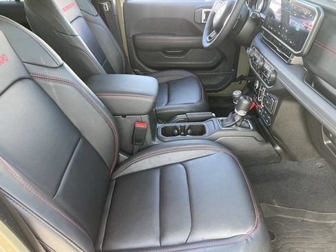 Used 2025 Jeep Gladiator Rubicon AWD/4WD image 12