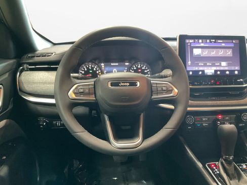 Used 2023 Jeep Compass Latitude AWD/4WD image 12