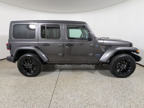 Used 2025 Jeep Wrangler Unlimited Sahara w/ Safety Group AWD/4WD image 8