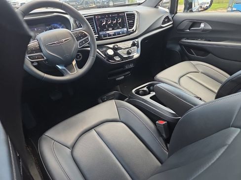 Used 2025 Chrysler Pacifica Select FWD image 11