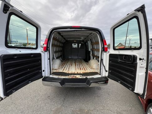 Used 2018 Chevrolet Express 2500 w/ Driver Convenience Package RWD image 18