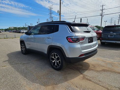 Used 2025 Jeep Compass Limited AWD/4WD image 3