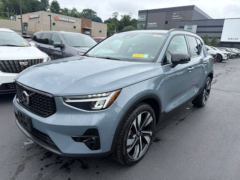 Used 2023 Volvo XC40 B5 Plus w/ Driver Assist Package AWD/4WD image 1