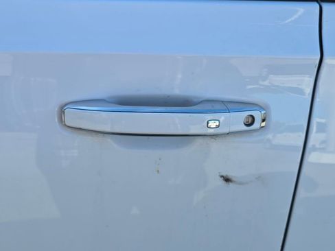 Used 2023 Chevrolet Suburban Premier image 10