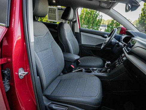 Used 2024 Volkswagen Taos SE w/ Panoramic Sunroof Package image 32